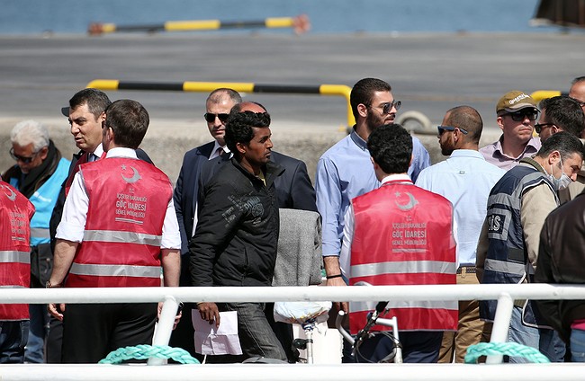 EU begins shipping migrants in Greece back to Turkey