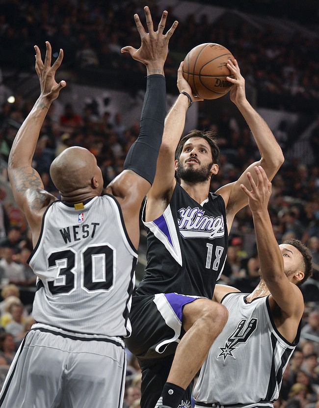 Spurs' Kawhi Leonard: Scores game-high 30 points in victory Thursday