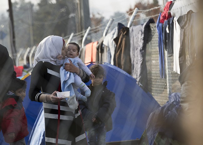 Macedonian police reopen border for a trickle of refugees