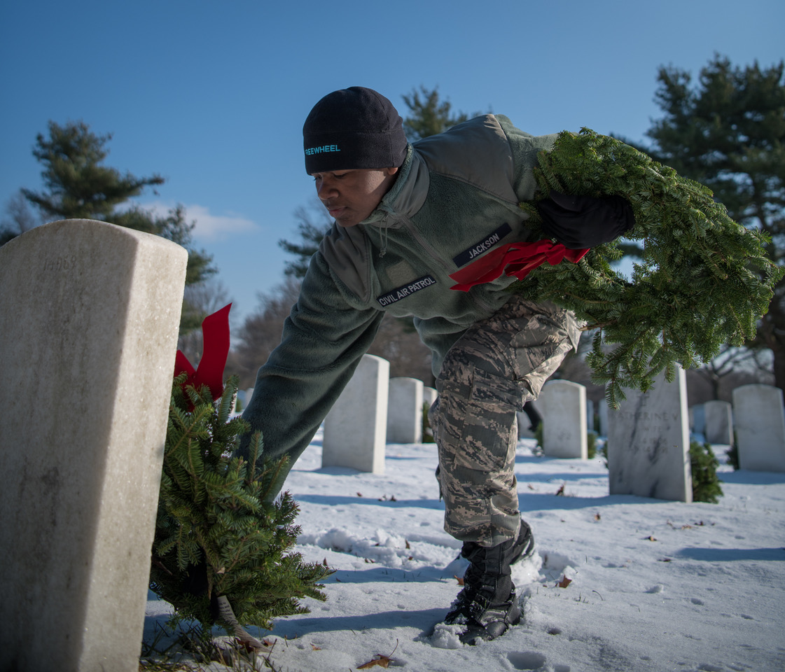 Wreaths Across America Volunteers To Help Distribute Over 40000 Cemetery Wreaths To Honor Our 