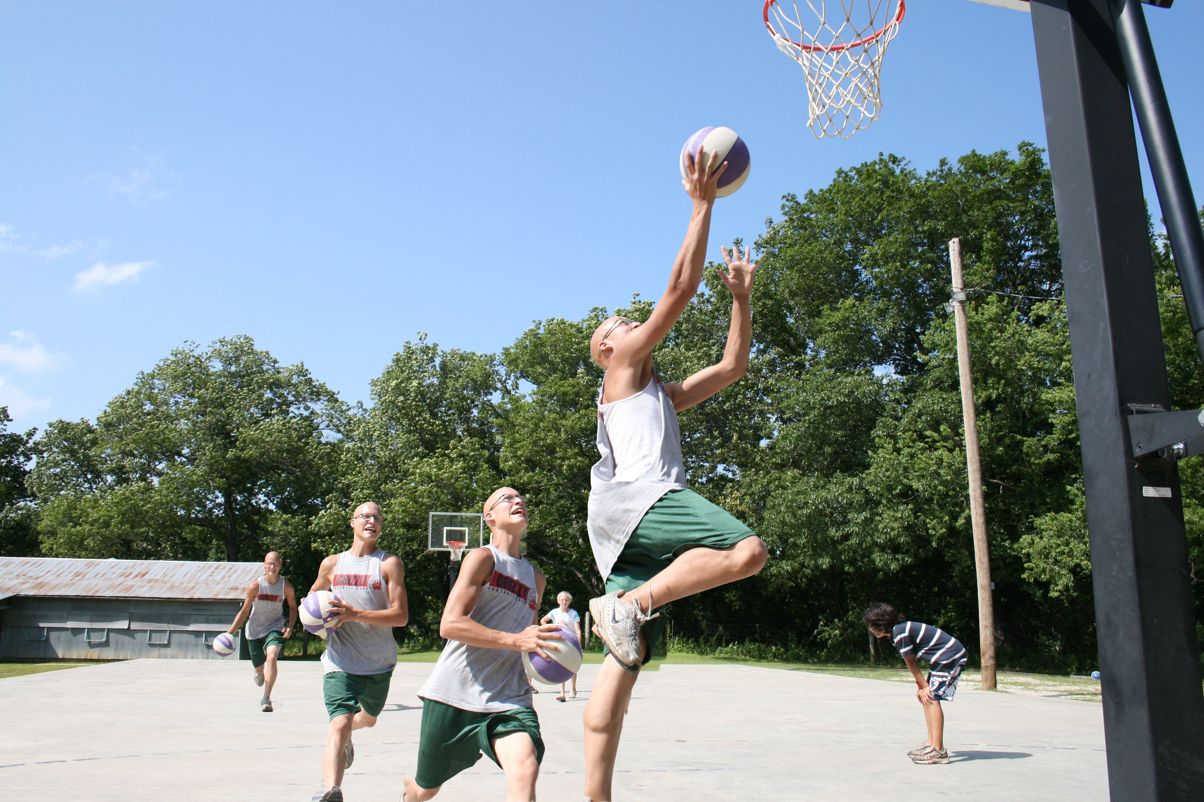 Summer ball. Баскетбол Summer. Семья с баскетбольным мячом на природе. Fun Sun Camp. Entertainment playing Basketball outside на пляже.