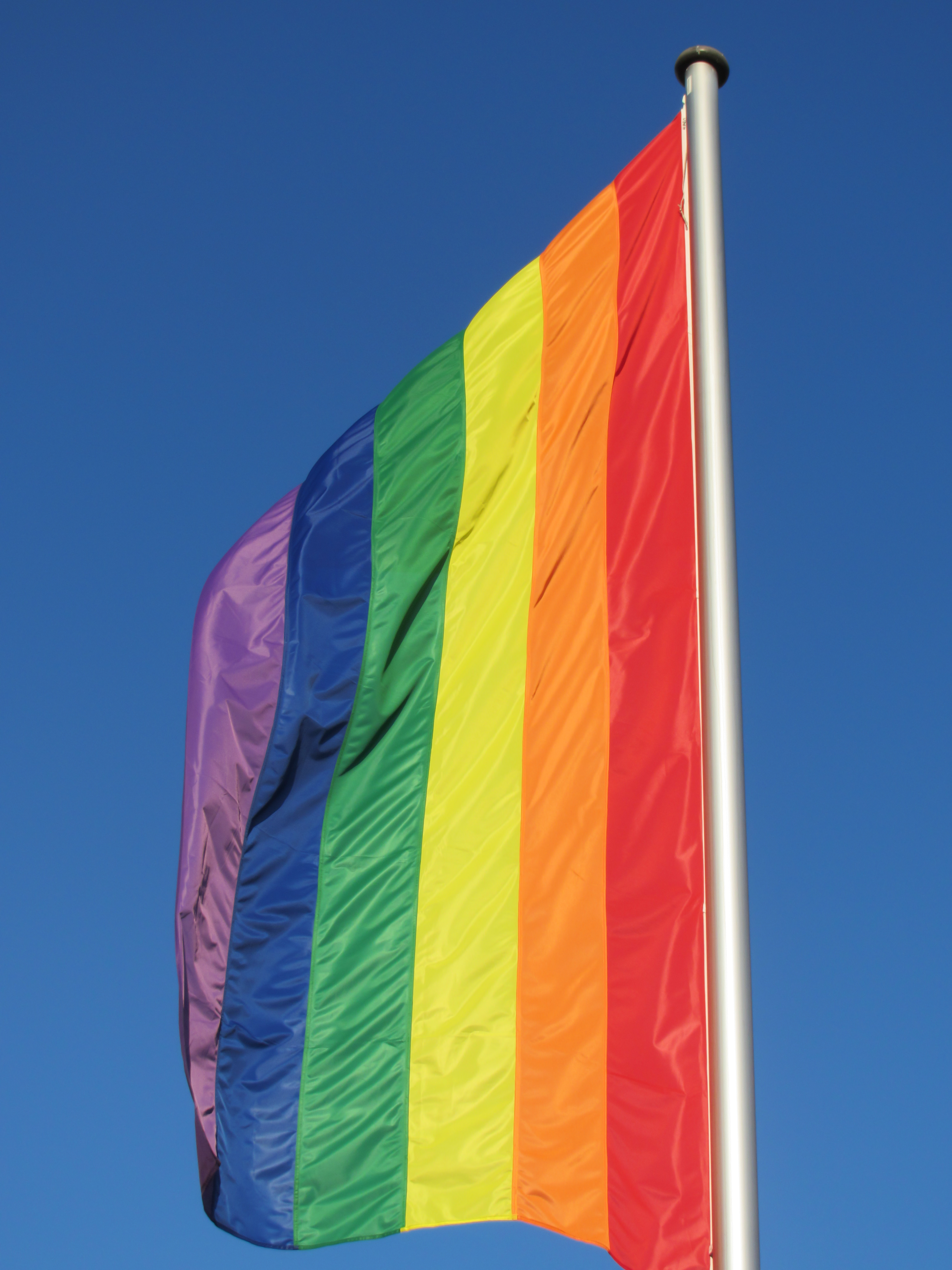 Над портом реяли разноцветные флаги. Флаг меньшинств Радуга. Радужные флажки. Разноцветный флаг.